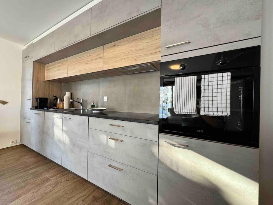 New: Refait A Neuf Avec Vue! Apartment